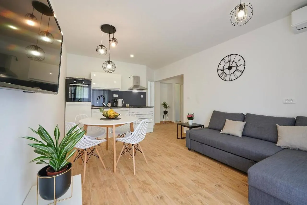 Trau Apartment 0*, Trogir